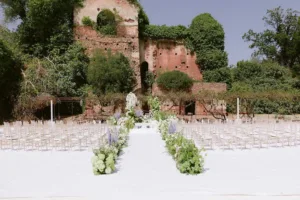 Seated dinner layout in a finca's covered space, shown during a venue tour