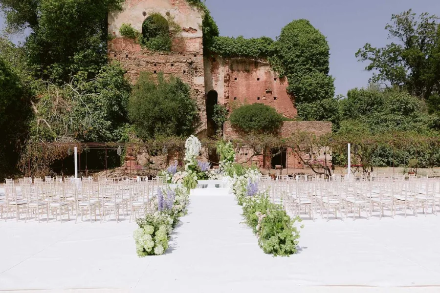 Seated dinner layout in a finca's covered space, shown during a venue tour